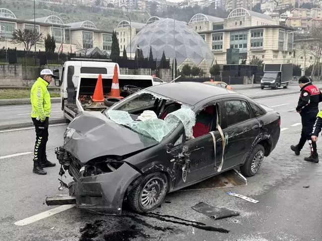 Kağıthane'de Aydınlatma Direğine Çarpan Otomobilde Yaralanma