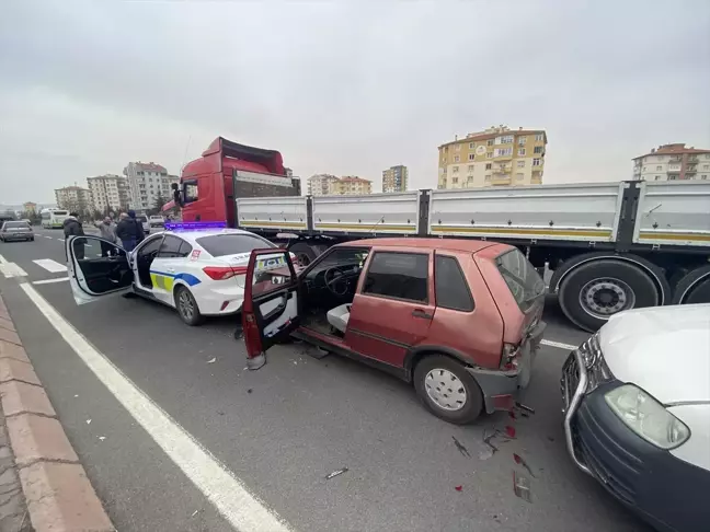 Kayseri'de Zincirleme Trafik Kazası: 2 Yaralı