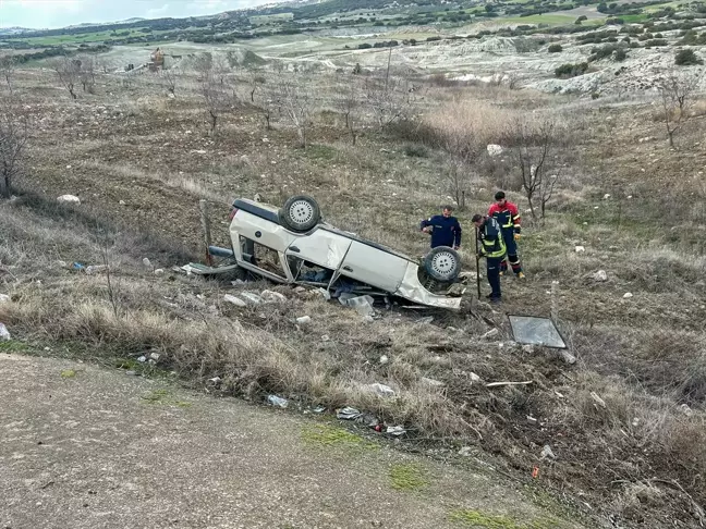 Uşak'ta Tarlaya Devrilen Otomobilin Sürücüsü Ağır Yaralandı