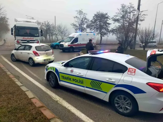 Edirne'de Kavşakta Kamyon ve Otomobil Çarpıştı