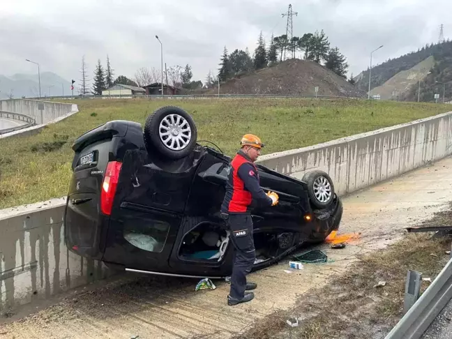 Amasya'da Hafif Ticari Araç Takla Attı: 4 Yaralı