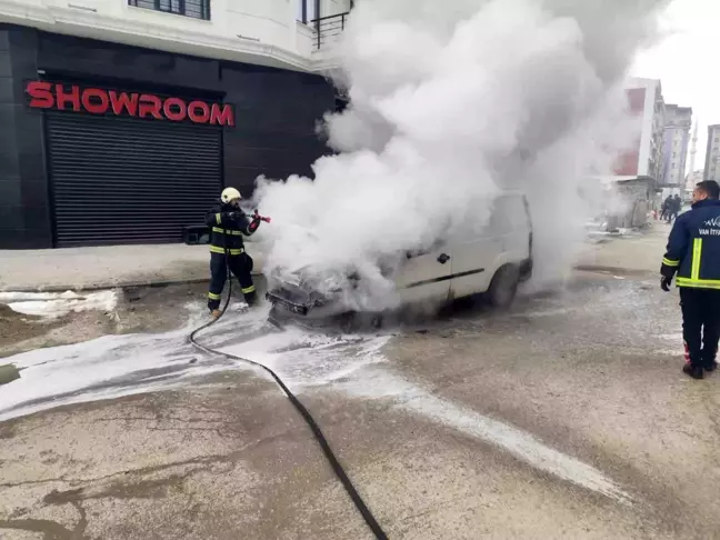 Van'da Seyir Halindeki Kamyonette Yangın Çıktı