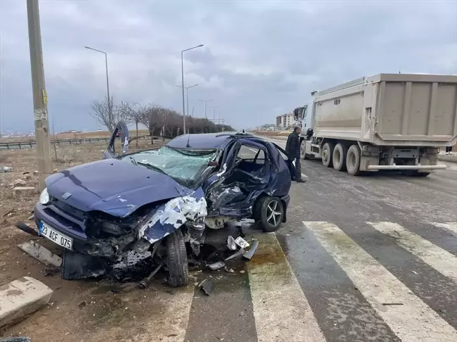 Elazığ'da Üç Araçla Kaza: 3 Yaralı