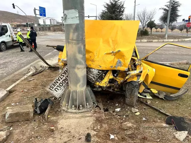 Elazığ'da Kırmızı Işık İhlali Kazası: 3 Yaralı