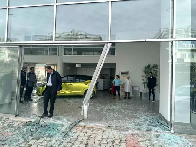 Alanya'da Şerit İhlali Sonrası Otomobil Showroomuna Daldı