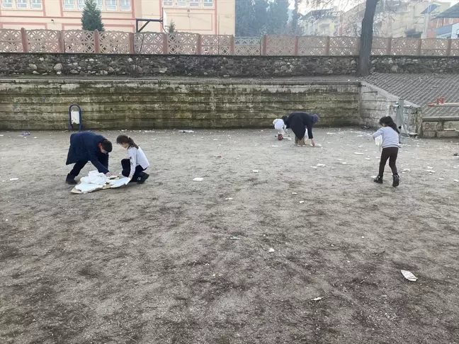 Alaşehir'de Çocuklardan Örnek Davranış: Parkı Temizlediler