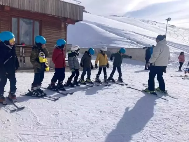 Hakkari'de 6-8 Yaş Grubu Kayak Eğitimine Devam Ediyor