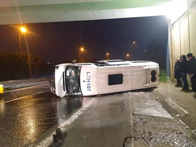 Ümraniye'de Servis Minibüsü Devrildi: 7 Yaralı