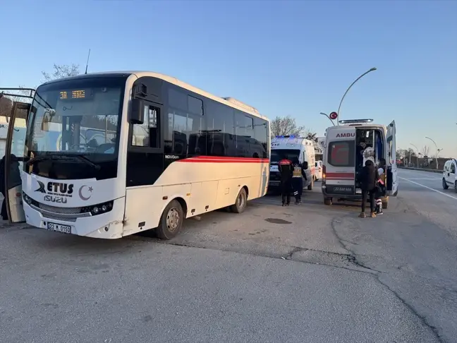 Edirne'de Minibüs Bariyerlere Çarptı: 2 Yaralı