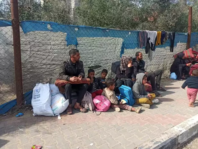 Gazze'deki Filistinliler Ateşkesle Dönüş İzni Bekliyor