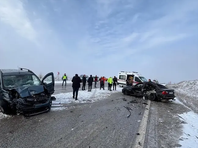 Zara'da Trafik Kazası: 1'i Ağır 5 Yaralı