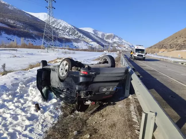 Bayburt'ta Otomobilin Şarampole Devrilmesi Sonucu 3 Yaralı