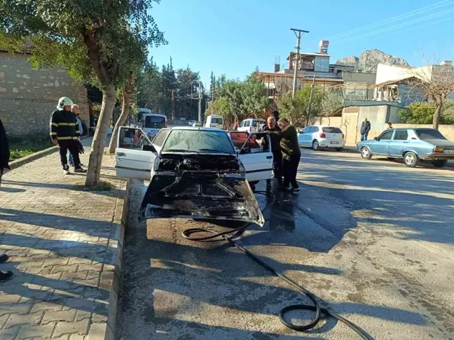 Adana'da Seyir Halindeki Otomobil Alev Aldı