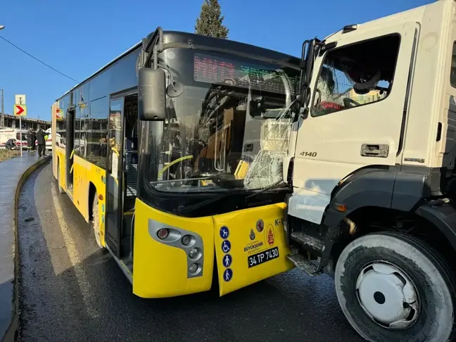 Başakşehir'de İETT Otobüsleri ile İki Ayrı Trafik Kazası