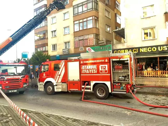 İstanbul Kartal'da 6 Katlı Binanın Çatısında Yangın Çıktı