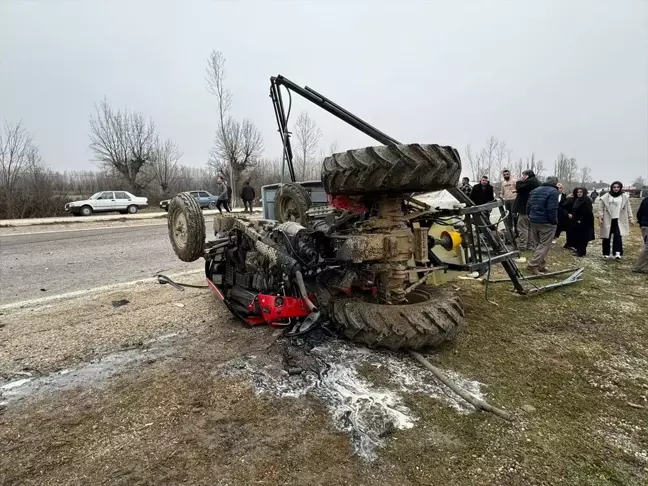 Kastamonu'da Minibüs ile Traktör Çarpıştı: 3 Yaralı