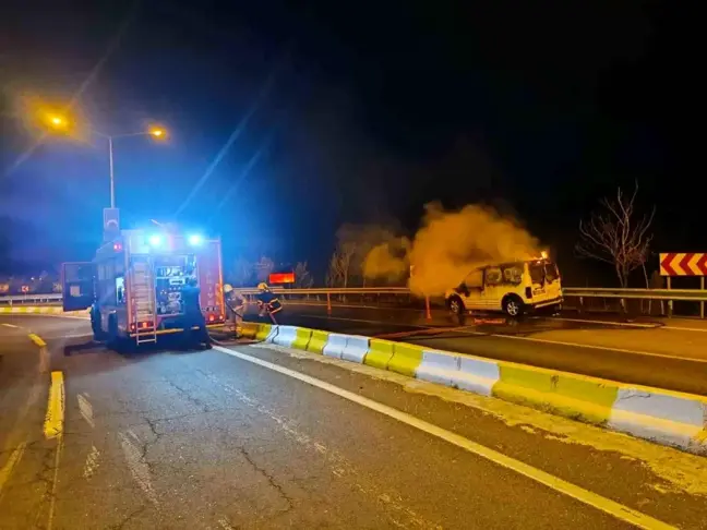 Mardin'de Seyir Halindeki Ticari Araç Alev Alev Yandı