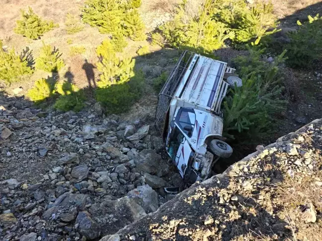 Amasya'da Kontrolden Çıkan Kamyonet Dereye Uçtu, Sürücü Yaralandı