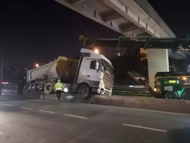 Kağıthane'de Hafriyat Kamyonu Beton Bariyerlerin Üzerine Çıktı