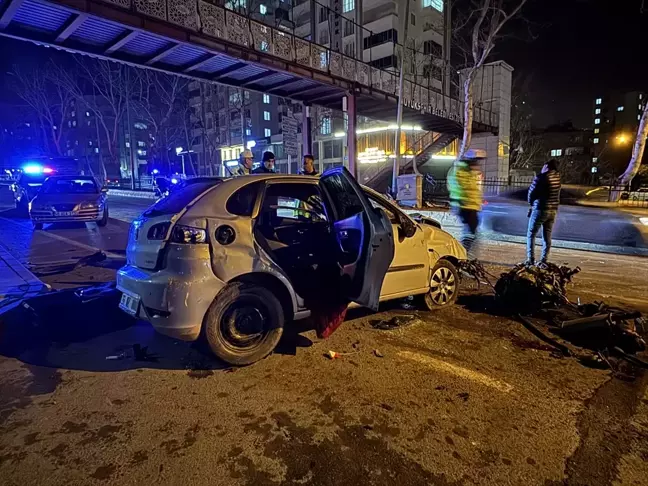 Kahramanmaraş'ta Otomobilin Aydınlatma Direğine Çarpması Sonucu 3 Yaralı