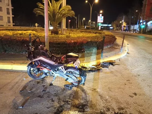 Kocaeli'de Motosiklet ve Otomobil Çarpıştı: 3 Yaralı