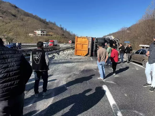 Fatsa'da Kil Yüklü Kamyon Devrildi: Trafik Durdu