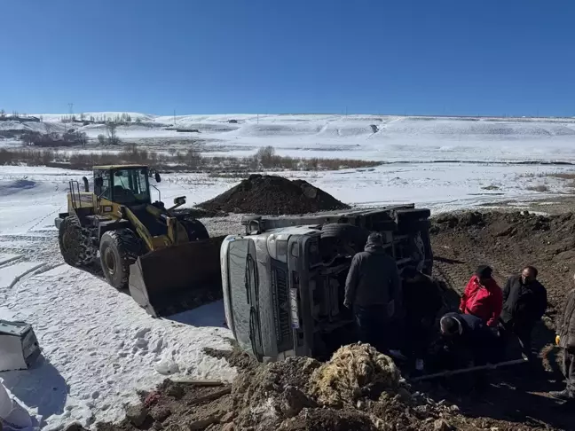 Başkale'de devrilen kamyonda hasar oluştu