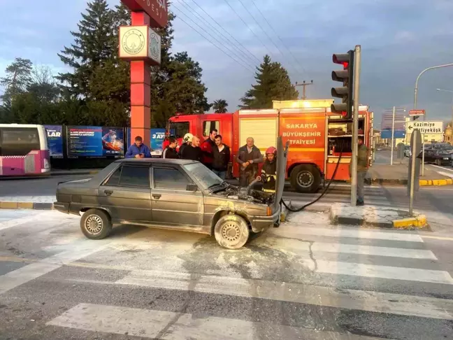 Hendek'te D-100 Karayolunda Otomobil Alev Aldı