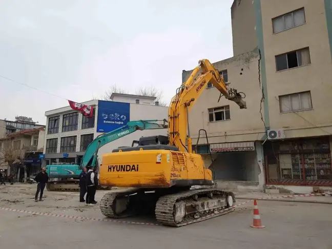 Denizli'de Temel Kazısı Sonrası İş Yeri Kontrollü Olarak Yıkıldı