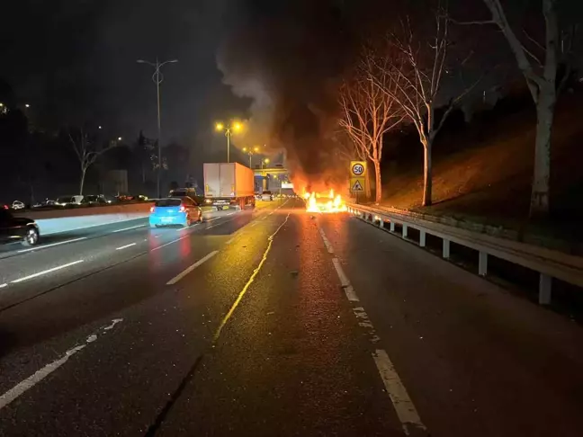 İstanbul Avrupa Otoyolu'nda Hafif Ticari Araç Alev Alev Yandı