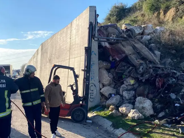 Antalya'da Tofaş Otomobil Kaza Yaptı: 19 Yaşındaki Sürücü Ağır Yaralandı