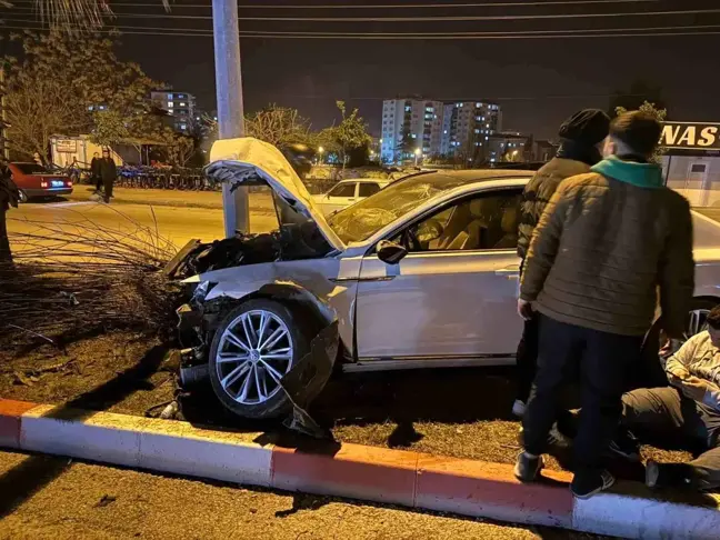 Osmaniye'de Otomobil Ağaca Çarptı, Sürücü Yaralandı