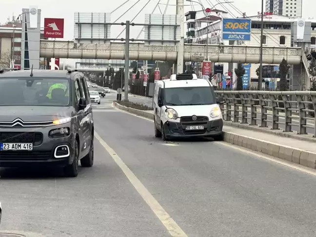 Elazığ'da Trafik Kazası: Maddi Hasar Oluştu