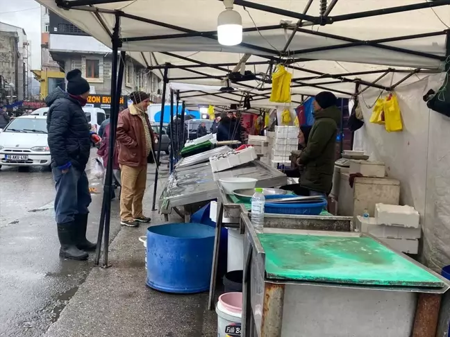 Zonguldak'ta Kötü Hava Şartları Balık Tezgahlarını Boş Bıraktı