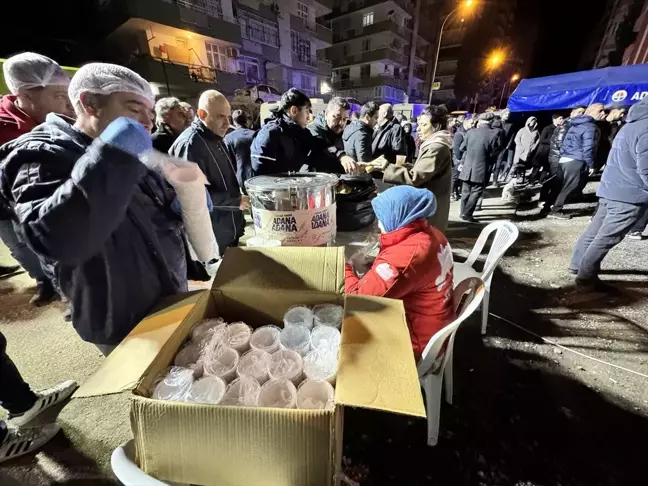 Adana'da Depremzedeler İçin Anma Etkinliği Düzenlendi