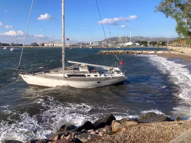 Bodrum'da Fırtına Etkisi: Yelkenli Tekne Karaya Sürüklendi