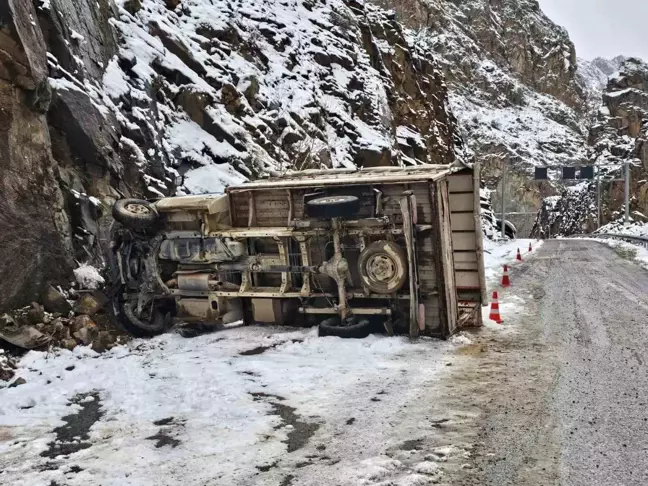 Erzurum İspir'de Kar Yağışı Sonrası Kamyonet Kayalıklara Çarptı: Sürücü Yaralı