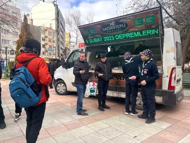 Depremzedeler, Kahramanmaraş Depreminin Yıldönümünde Lokma Dağıttı