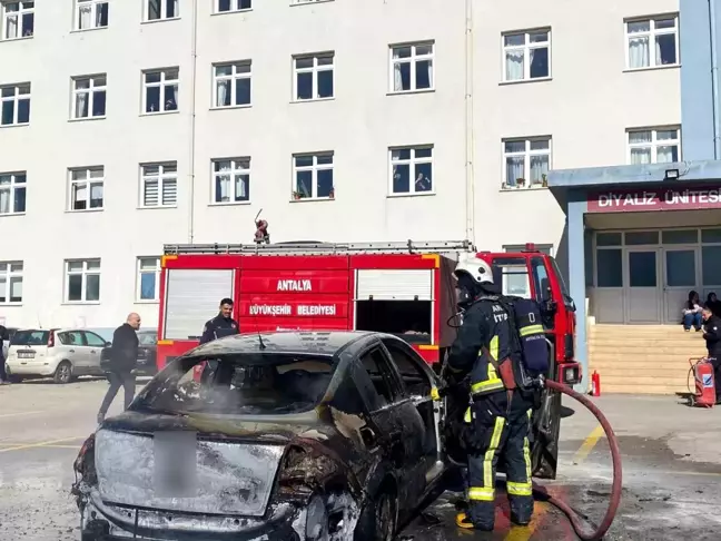 Antalya'da Hastane Otoparkında Yangın: Araç Kullanılamaz Hale Geldi