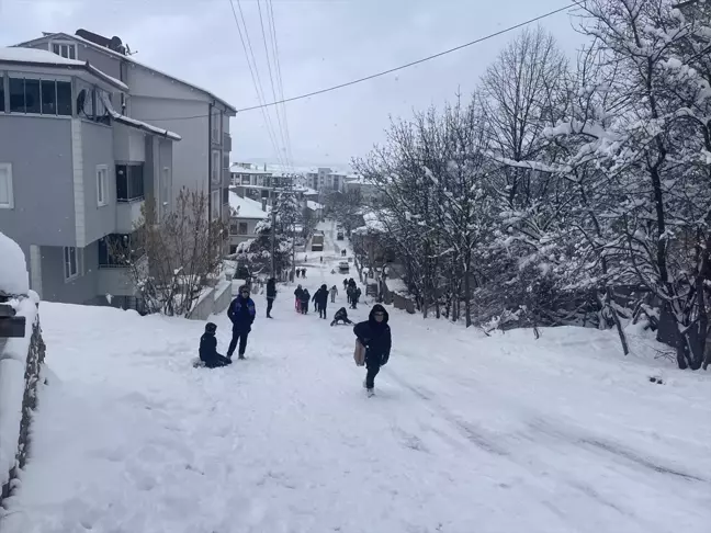 Samsun'un Ladik ilçesinde çocuklar karla eğlendi