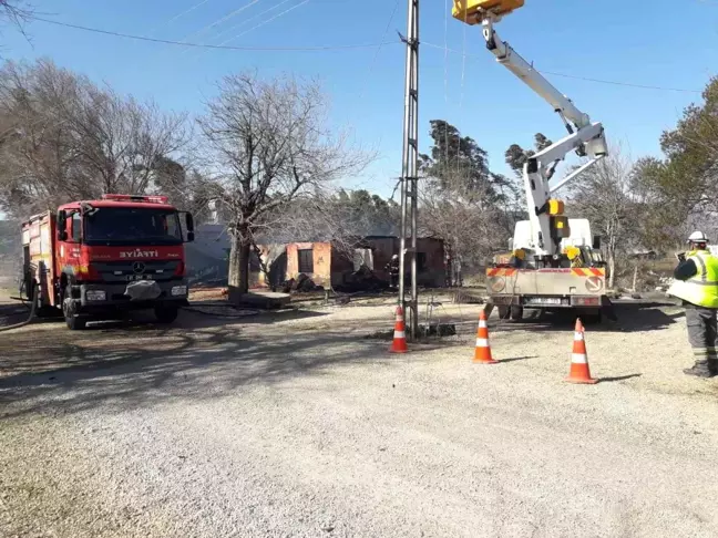 Adana'da Traktör Yangını: Bir Ev Küle Döndü