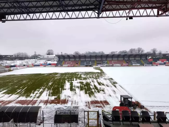 Düzce'de Karla Kaplanan Stadyum Temizleniyor
