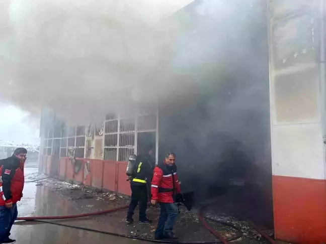 Malatya'da Sanayi Sitesinde Yangın, Büyük Maddi Hasara Neden Oldu