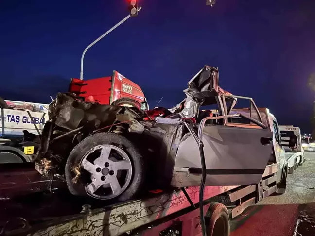 Mersin'de Trafik Kazası: Tofaş Marka Otomobil Kamyona Çarptı, Sürücü Hayatını Kaybetti