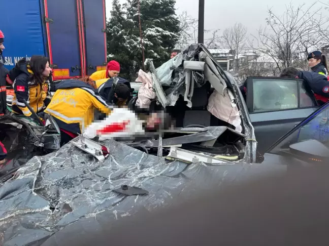 Sapanca'da tıra çarpan otomobilde 1 kişi öldü, 3 yaralı