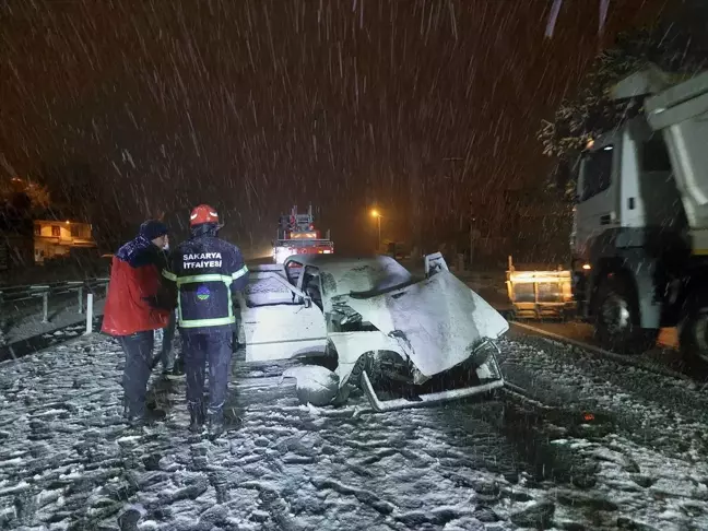 Sakarya'da Otomobil Bariyere Çarptı: 2 Yaralı