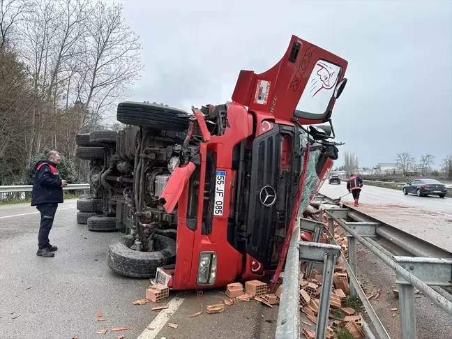 Sinop'ta Tuğla Yüklü Kamyon Devrildi: Bir Yaralı