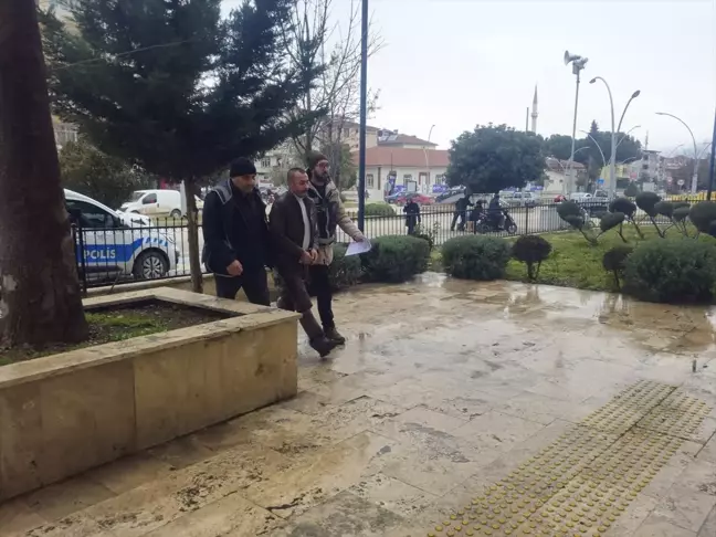 Tokat'ta bir tırda 5 düzensiz göçmen yakalandı