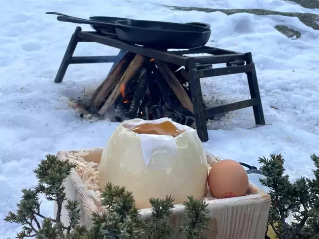 Doğada Deve Kuşu Yumurtası Pişiren Adam: Uludağ'da Özgün Bir Deneyim