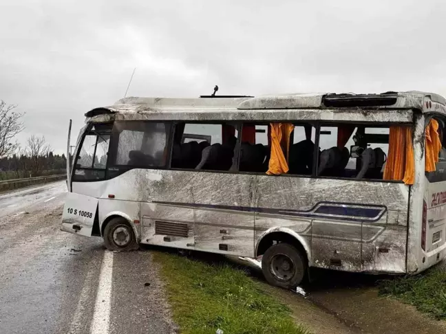 Balıkesir'de Rüzgar Enerjisi İşçilerini Taşıyan Servis Kaza Yaptı: 18 Yaralı